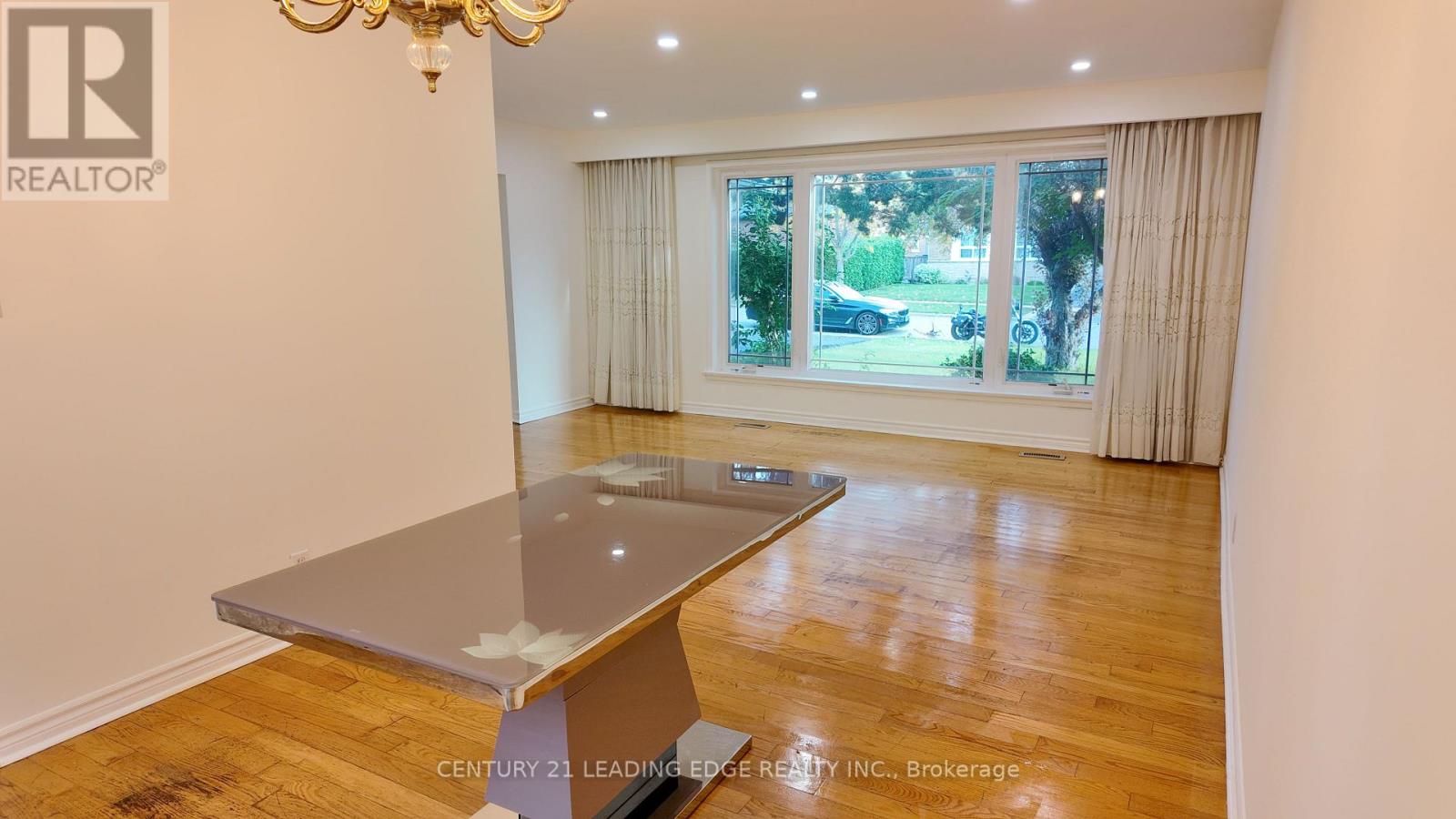 39 WADDINGTON CRESCENT - 16