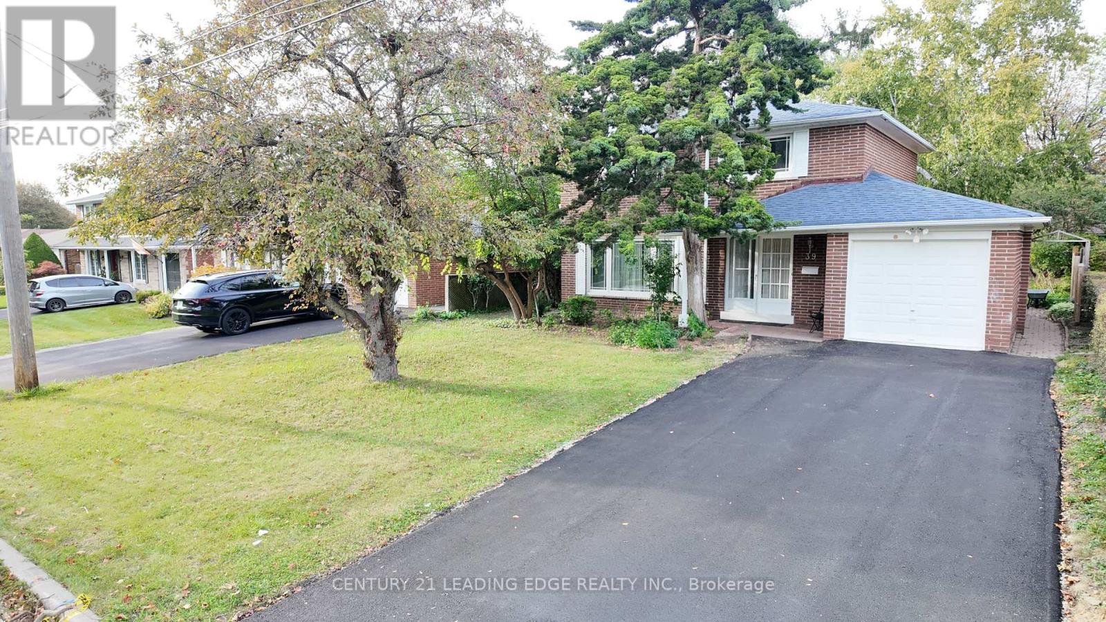 39 Waddington Crescent, Toronto, ON photo 2