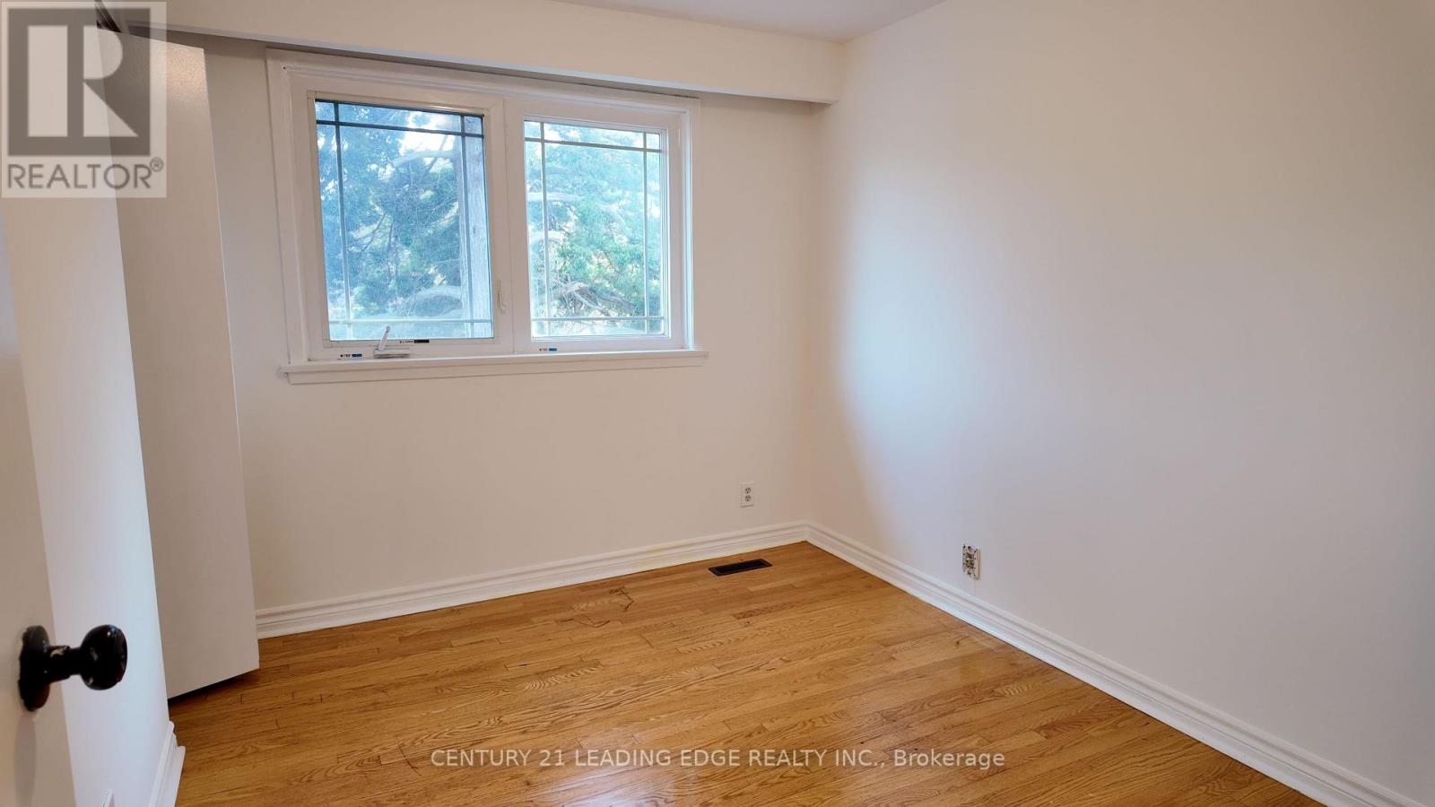 39 WADDINGTON CRESCENT - 27