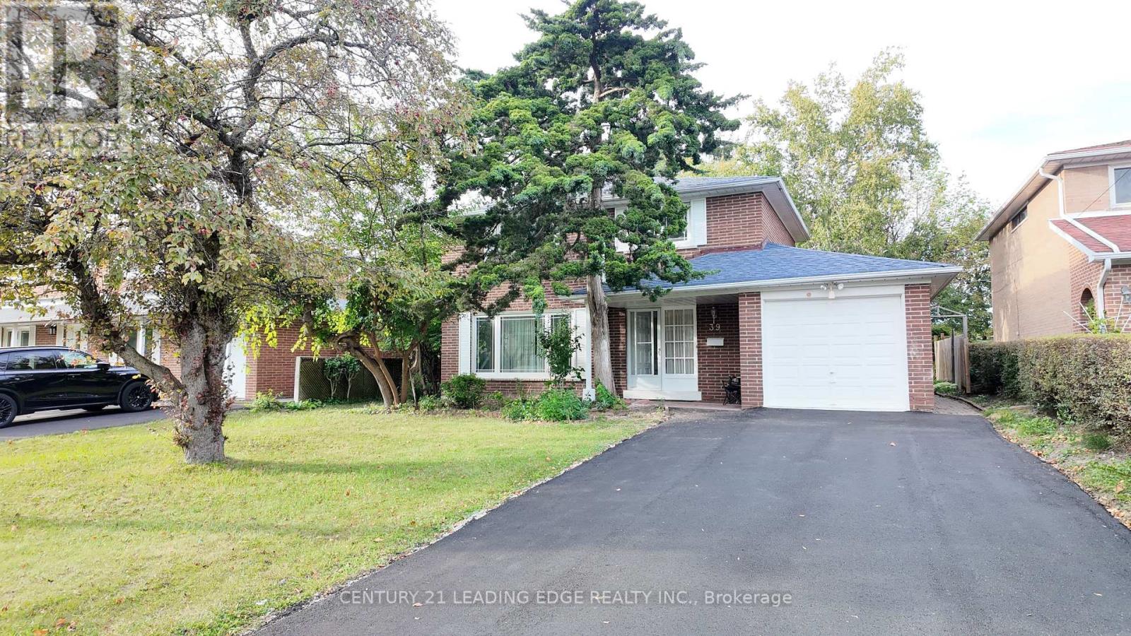 39 Waddington Crescent, Toronto, ON photo 4