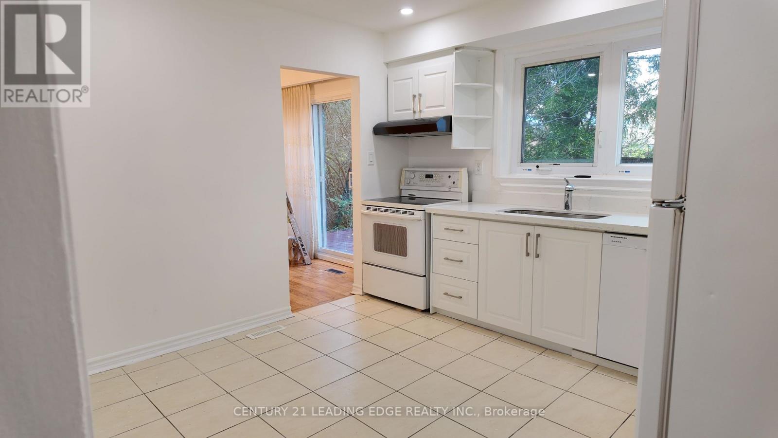 39 Waddington Crescent, Toronto, ON photo 6