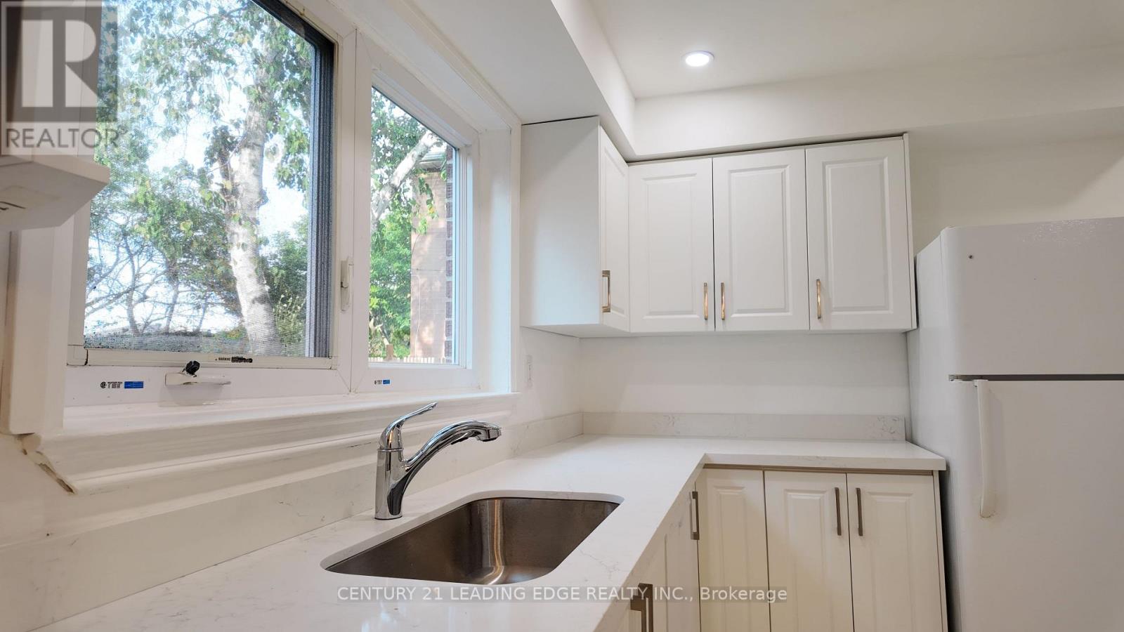 39 WADDINGTON CRESCENT - 9