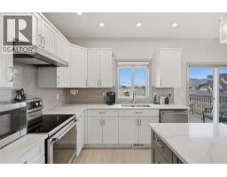 Full bathroom - 611 Mcgowan Avenue, Kamloops, BC V2B2P7 Photo 11