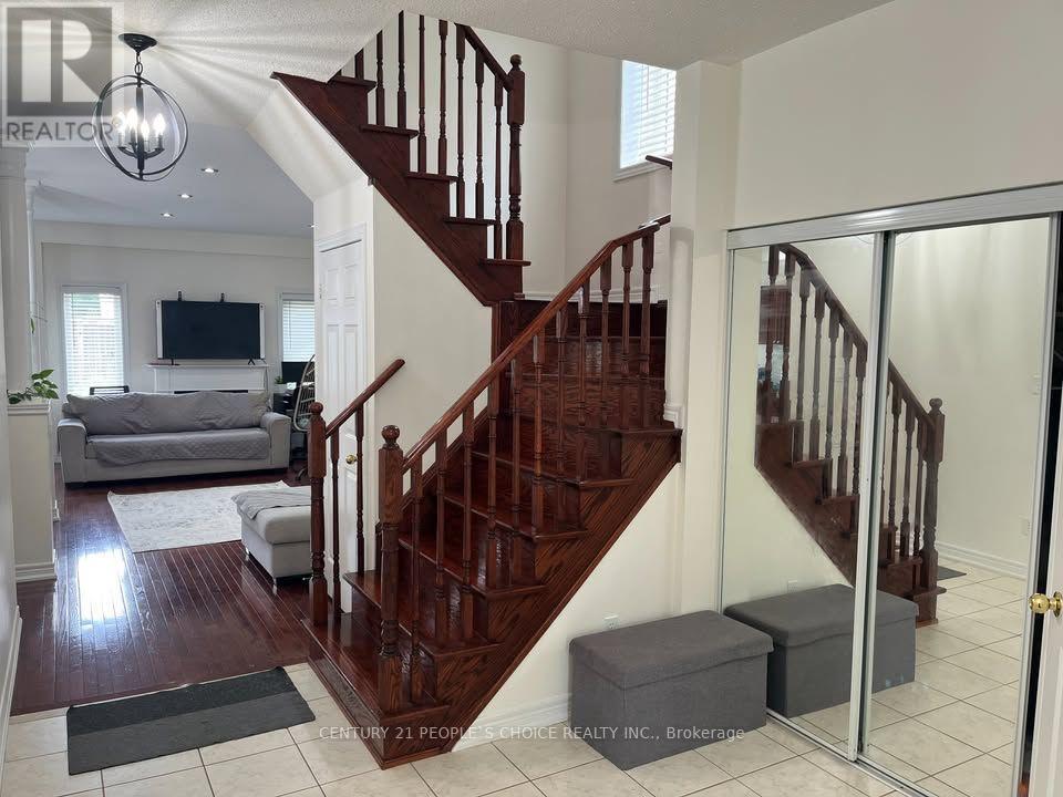 40 Cranborne Crescent, Whitby, ON photo 3