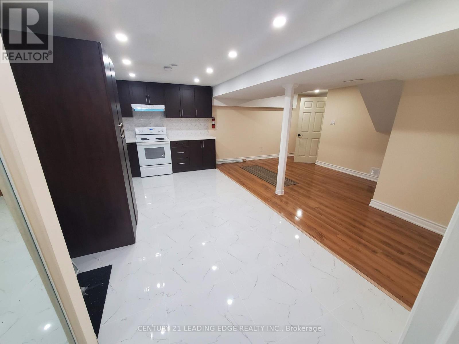 Lower- 504 Lightfoot Place, Pickering, ON photo 3