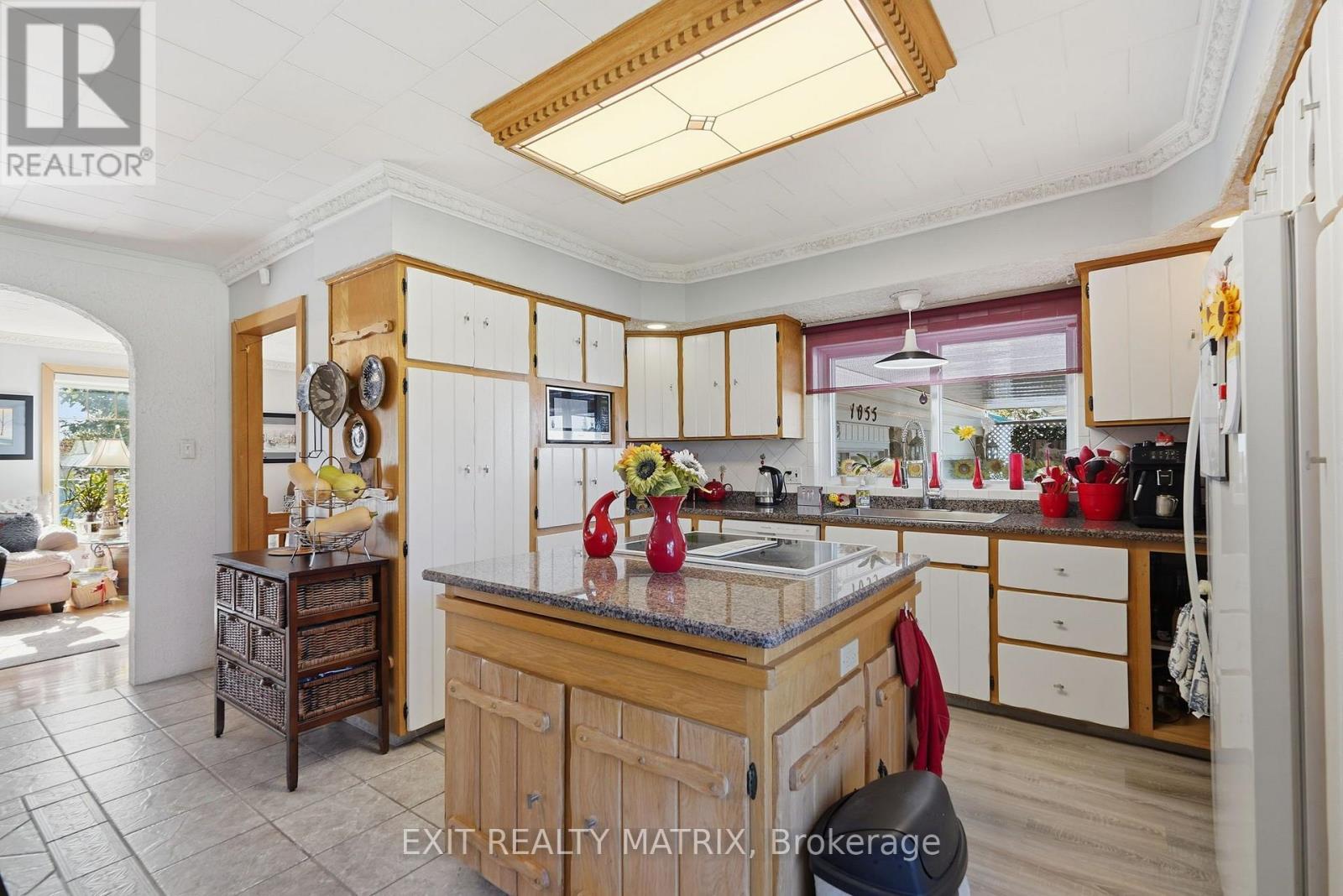 1055 VICTORIA STREET - 11