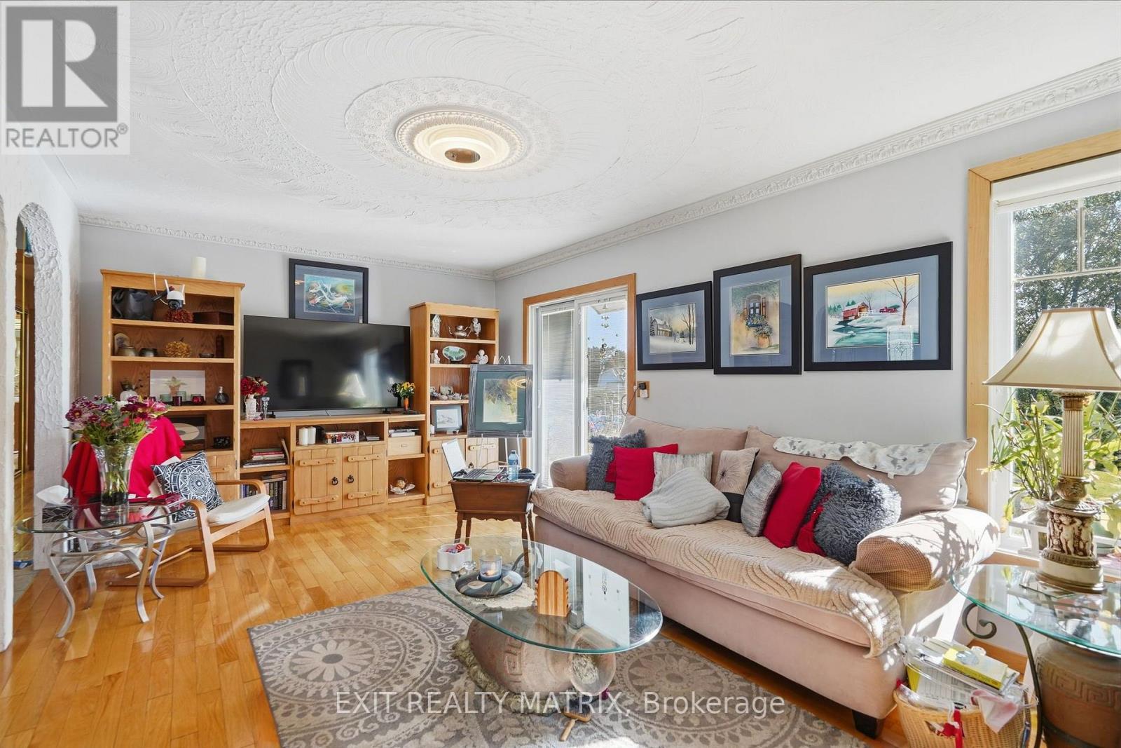 1055 VICTORIA STREET - Image 12
