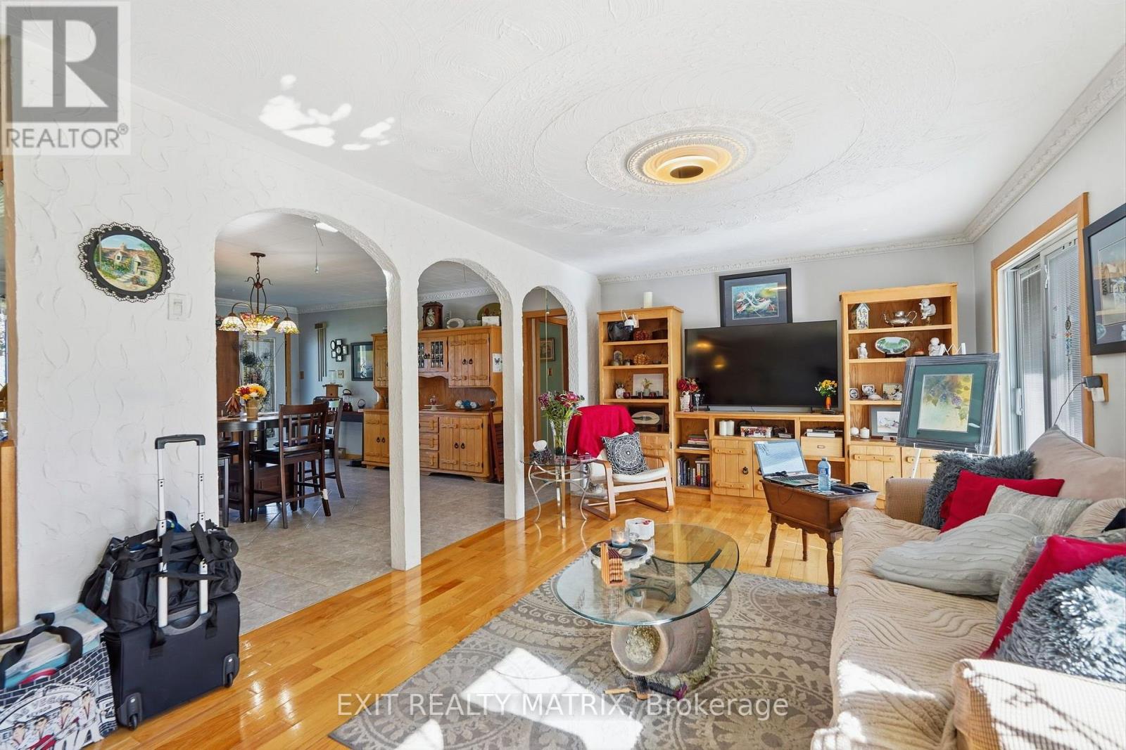 1055 VICTORIA STREET - 13