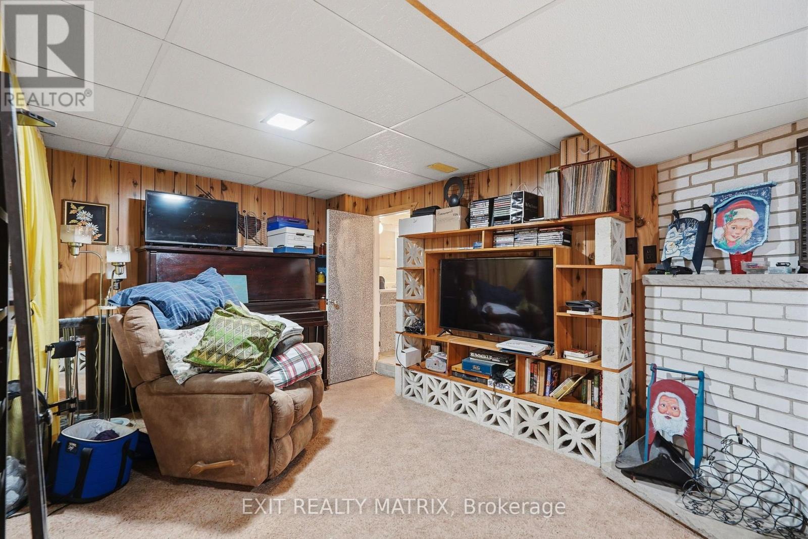 1055 VICTORIA STREET - 23
