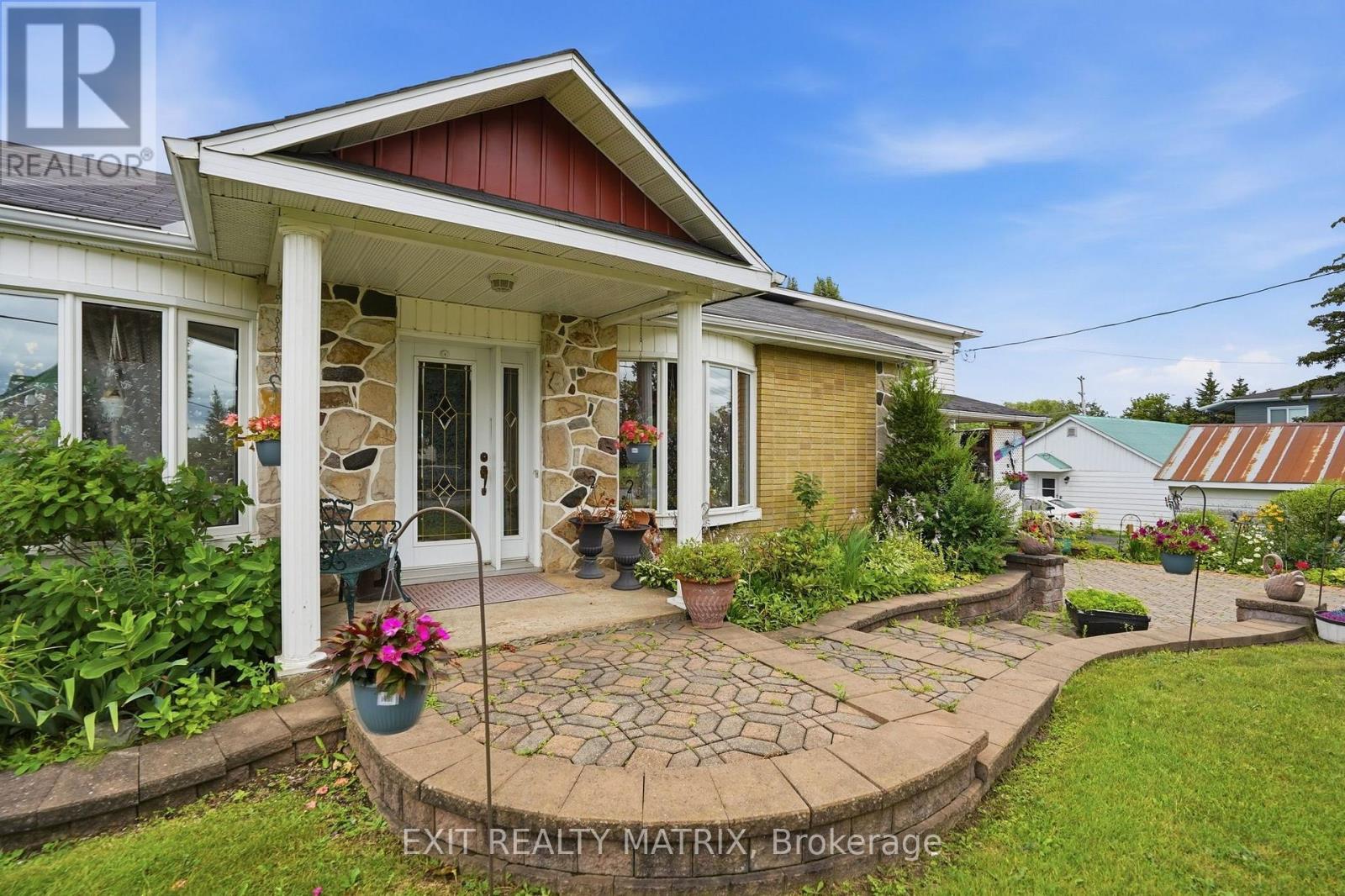 1055 VICTORIA STREET - 3