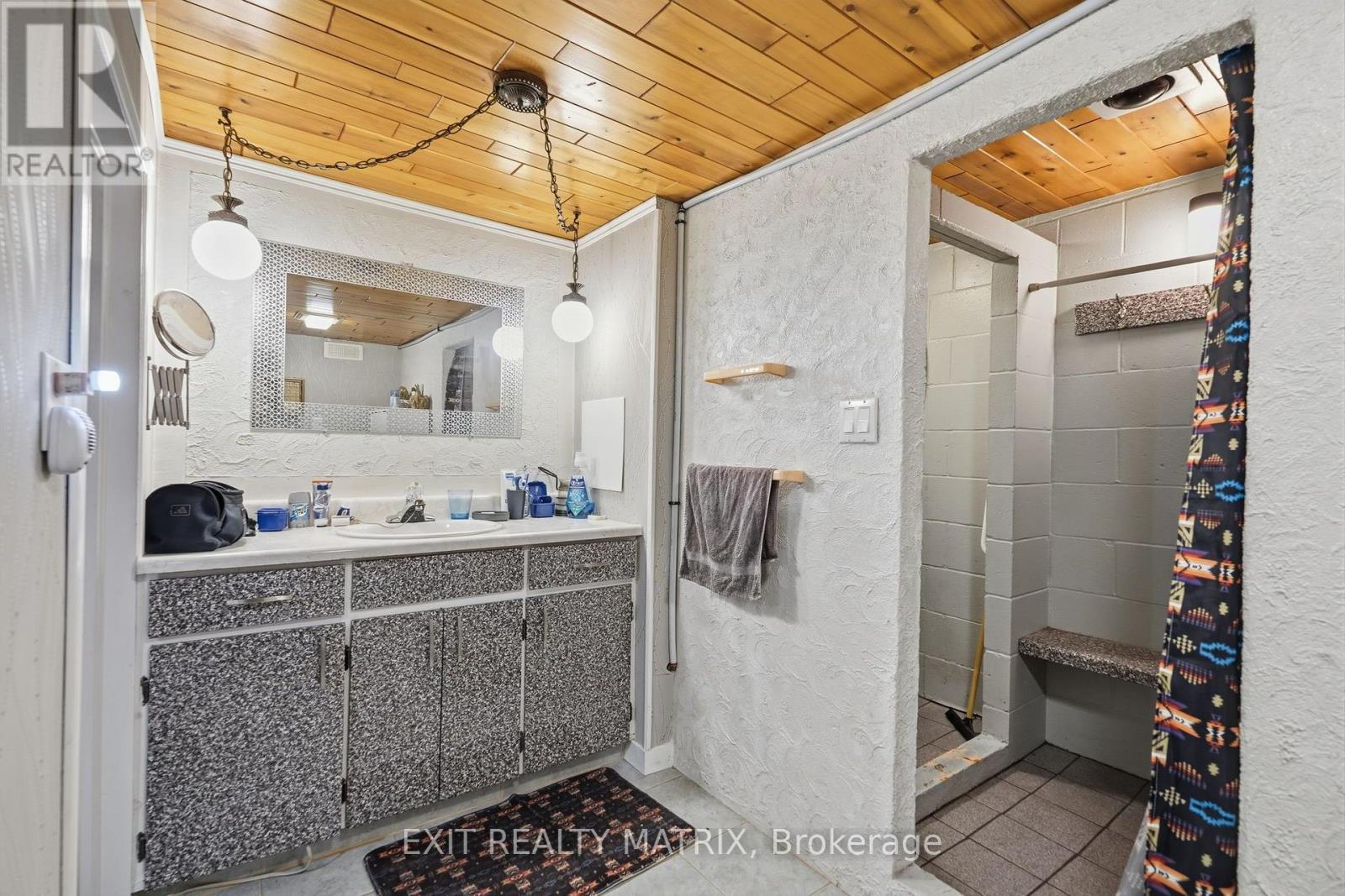 1055 VICTORIA STREET - 31