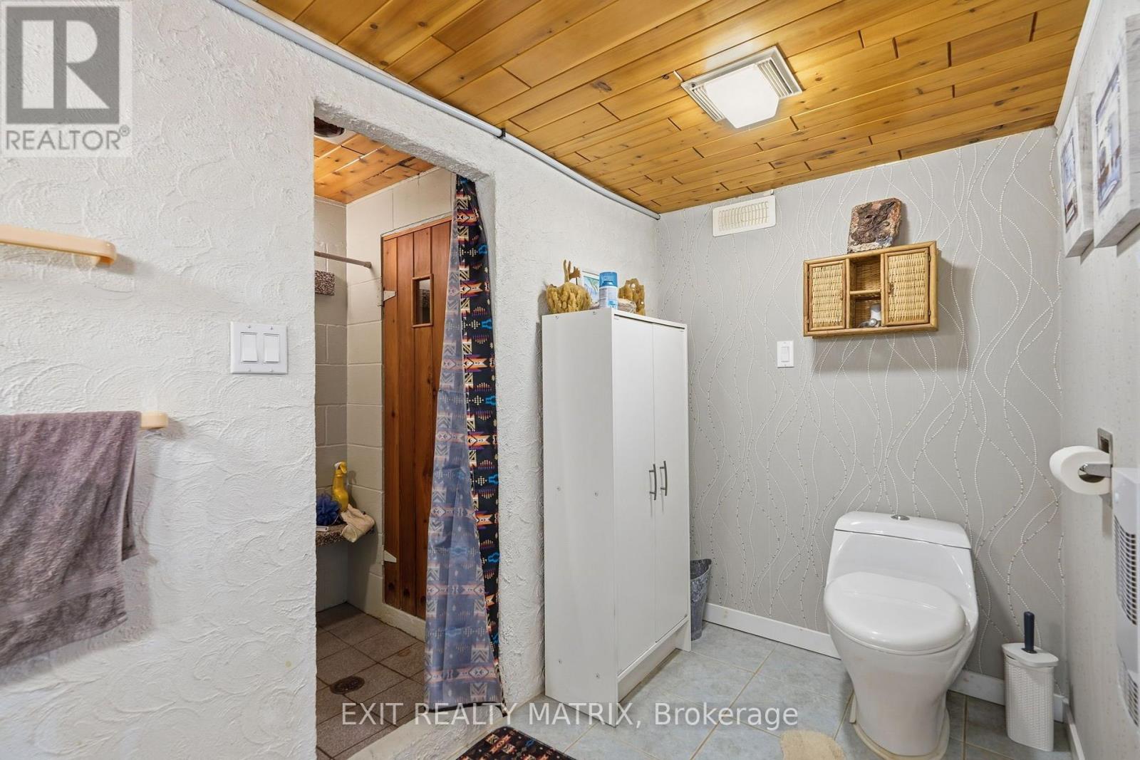 1055 VICTORIA STREET - 32