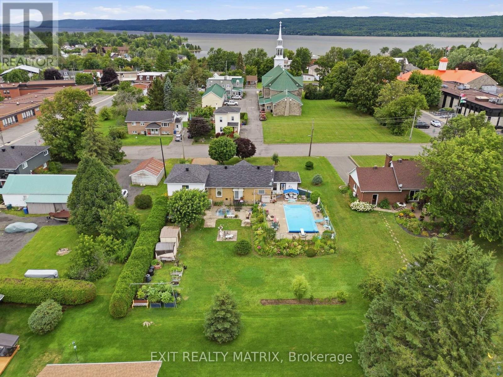 1055 VICTORIA STREET - 35