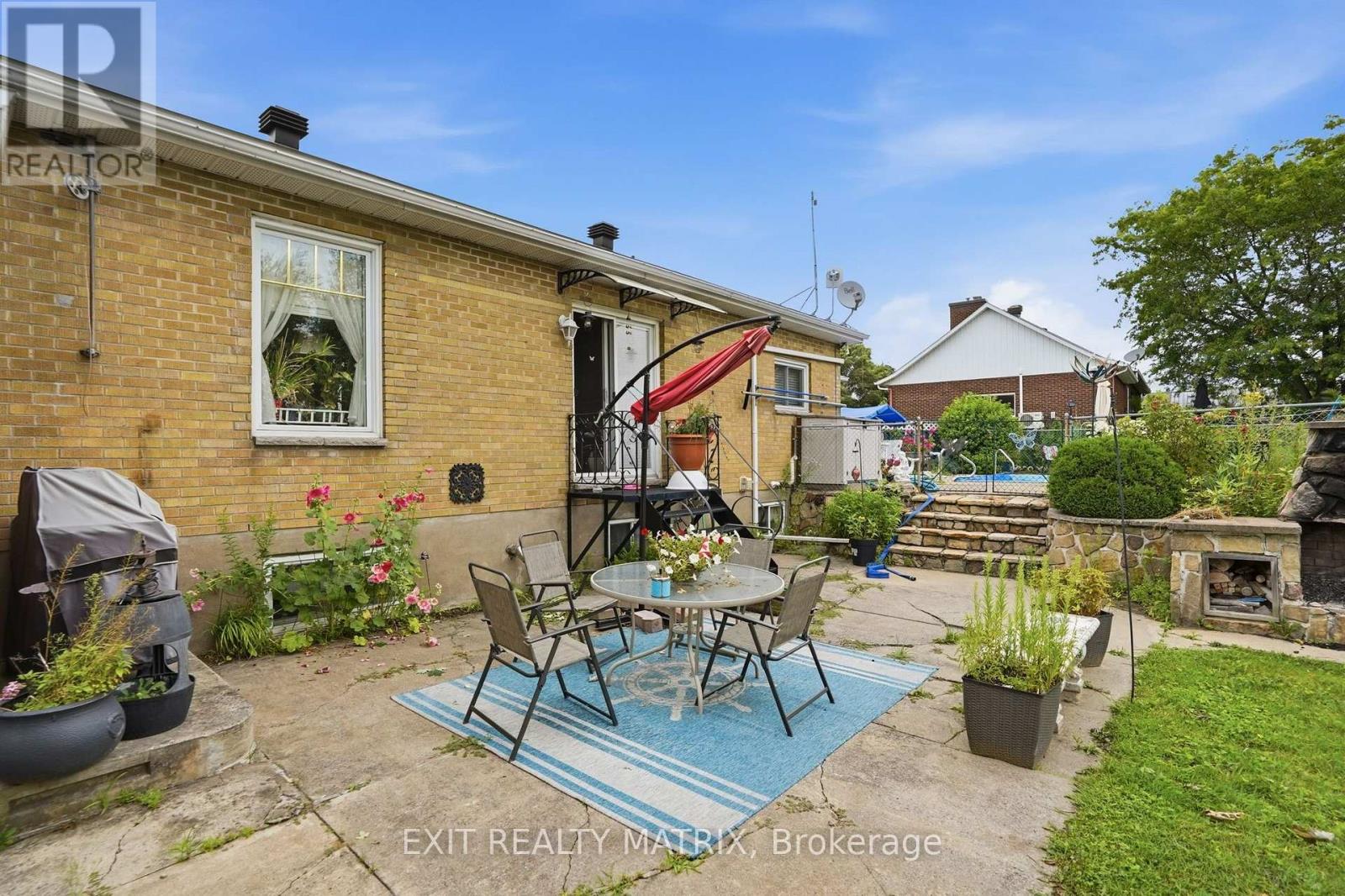 1055 VICTORIA STREET - 38
