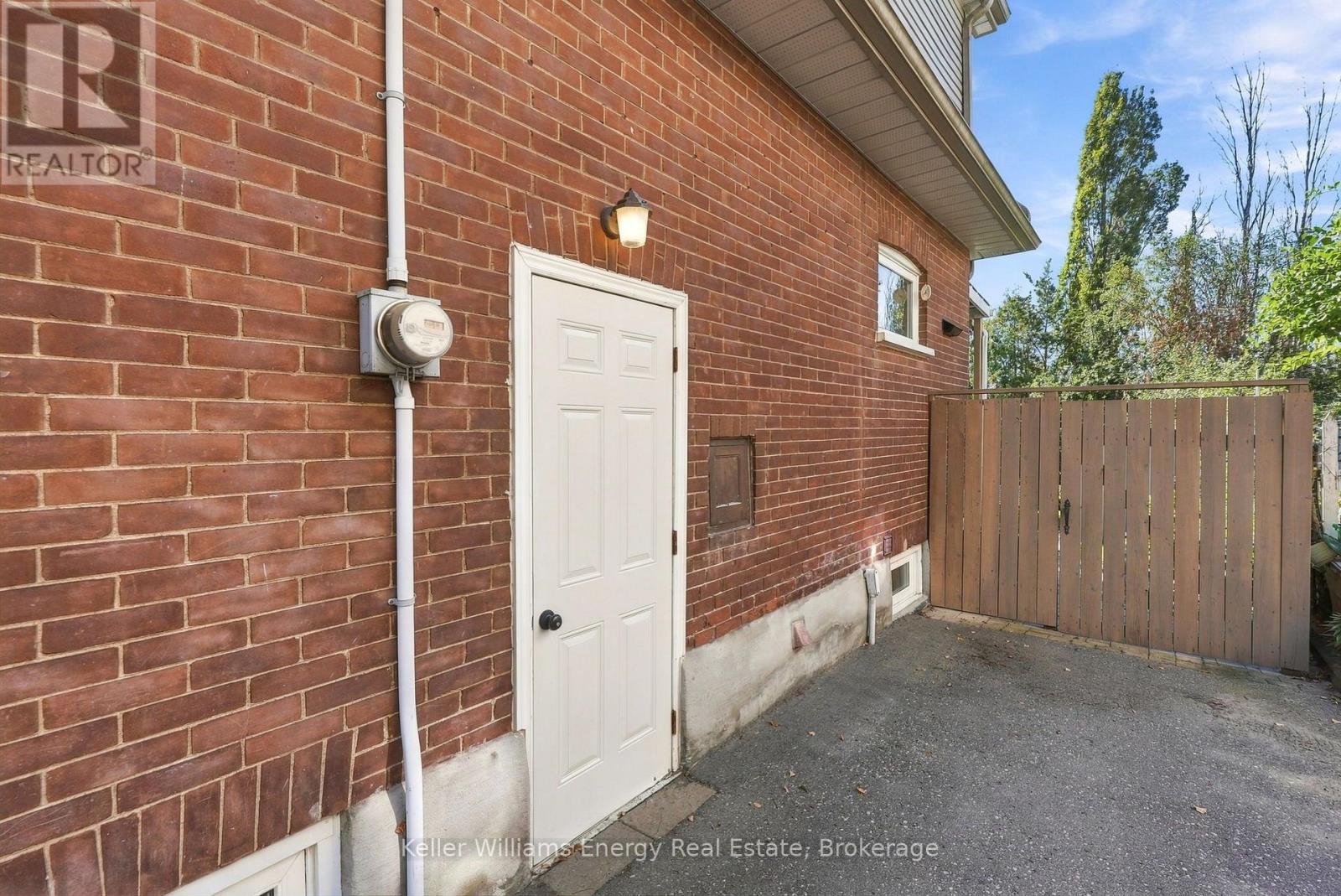 256 GROOMS AVENUE - 33