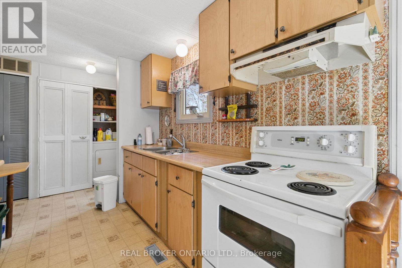 195 JOHN STREET S - 6