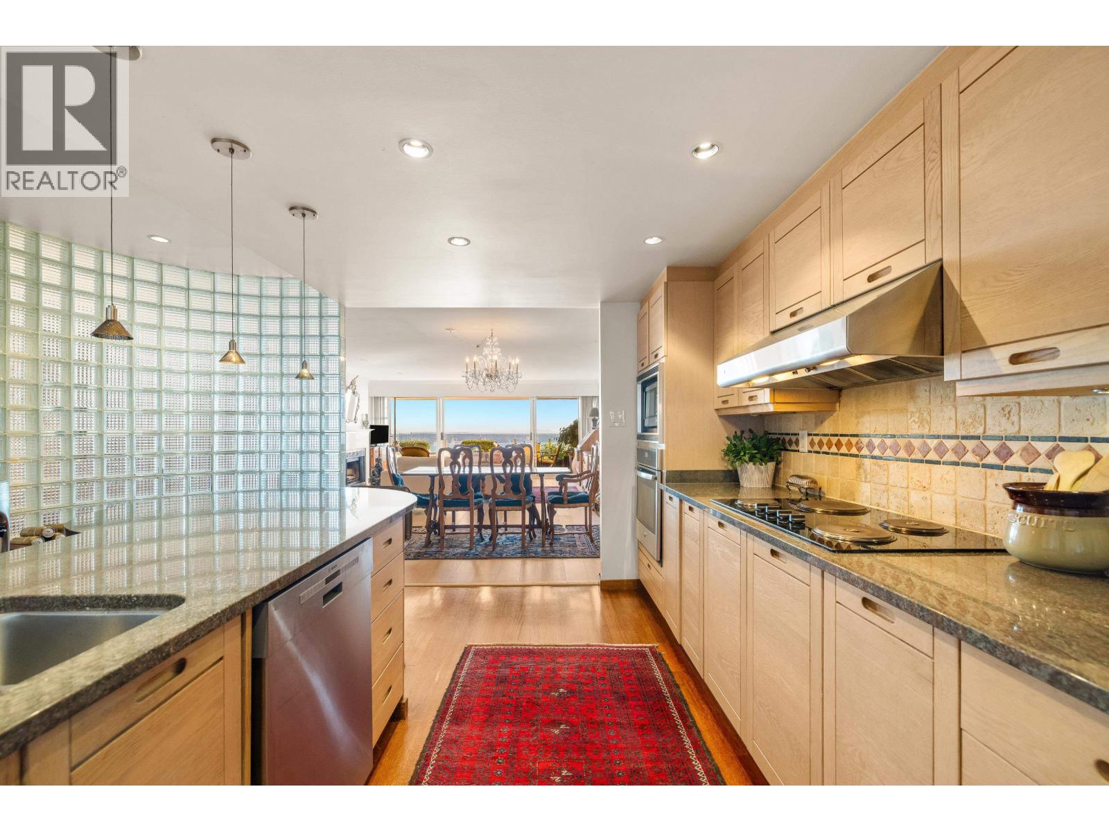 102 2274 FOLKESTONE WAY, West Vancouver