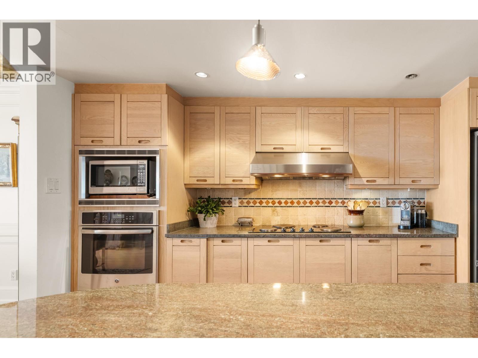 102 2274 FOLKESTONE WAY, West Vancouver
