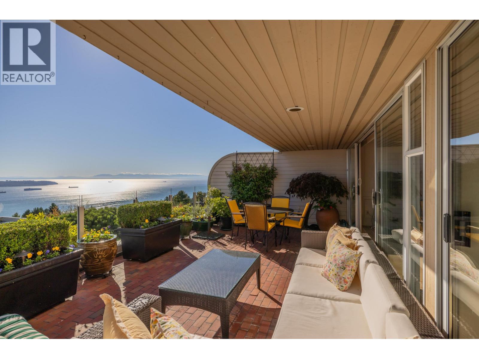 102 2274 FOLKESTONE WAY, West Vancouver