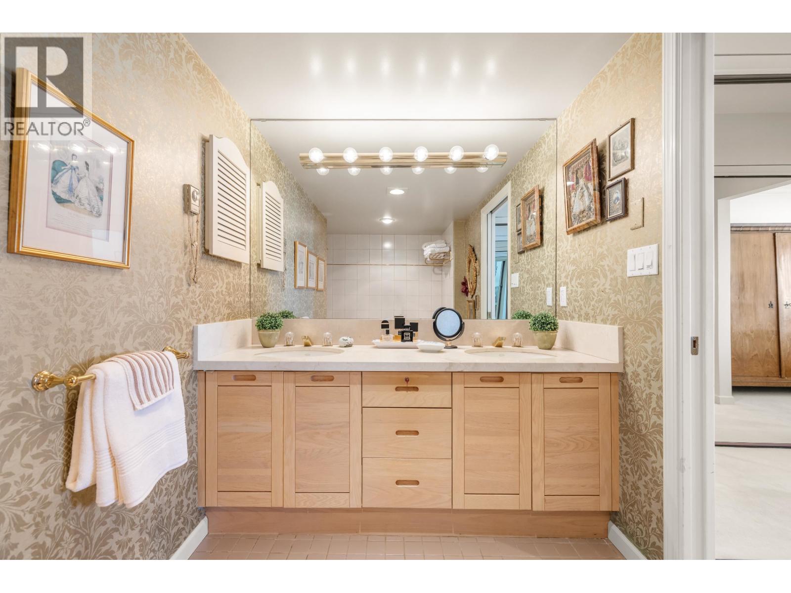 102 2274 FOLKESTONE WAY, West Vancouver
