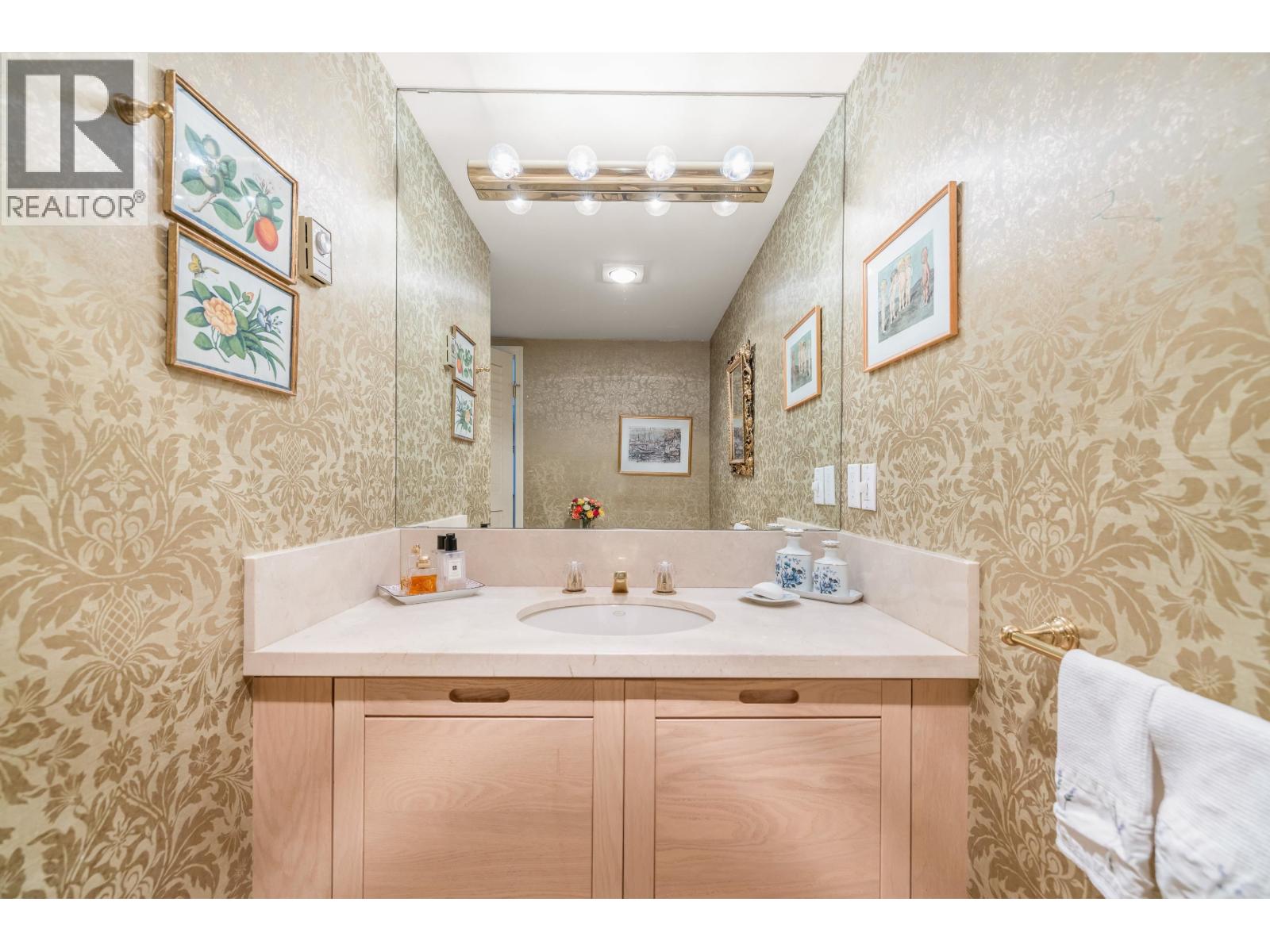 102 2274 FOLKESTONE WAY, West Vancouver