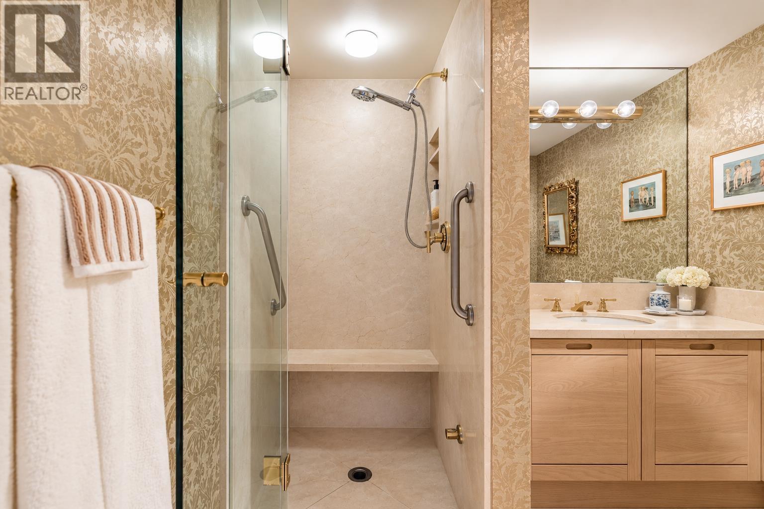102 2274 FOLKESTONE WAY, West Vancouver