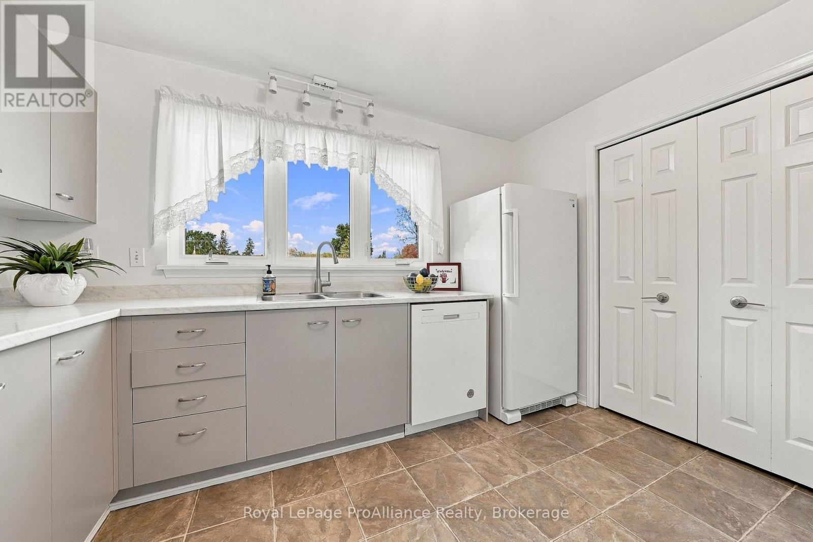 10- 179 Herchimer Avenue, Belleville, ON photo 5