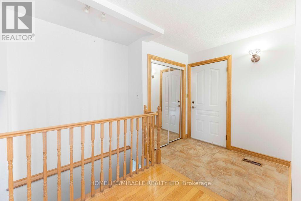 2033 Simcoe Street North, Oshawa, ON photo 2
