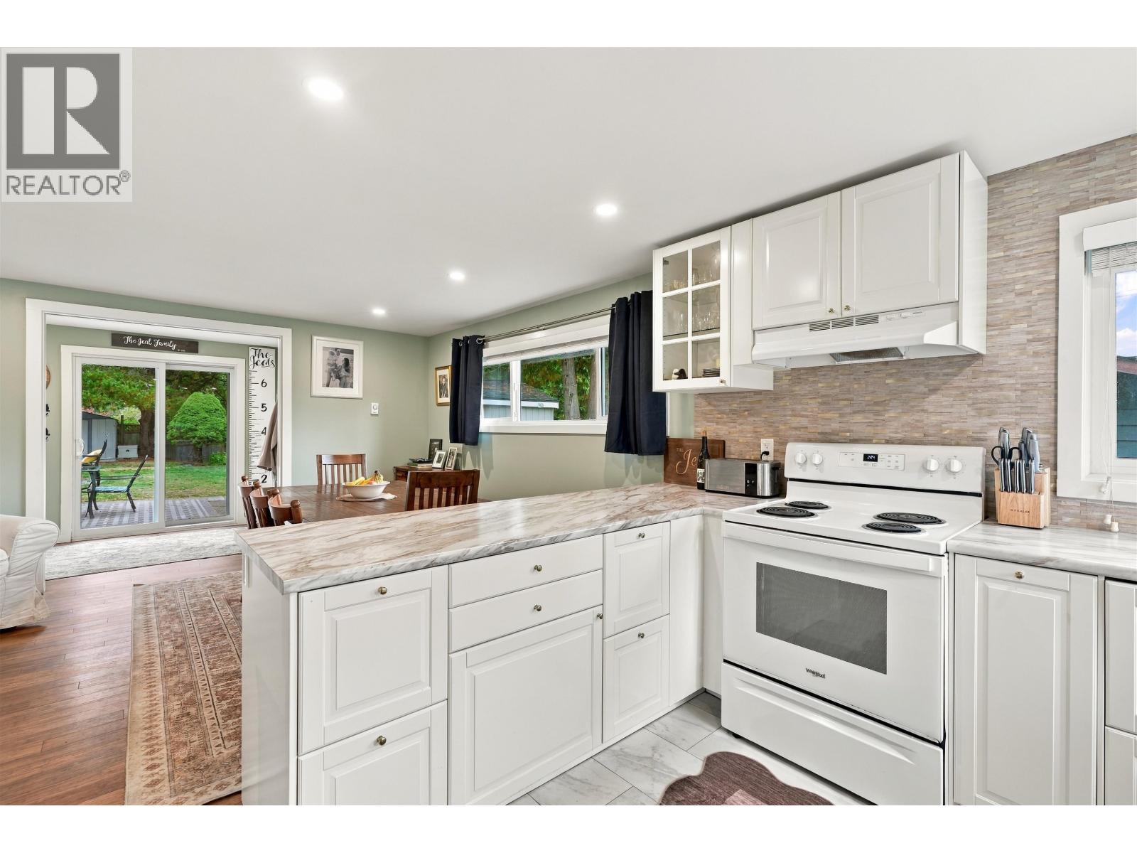 5734 PEBBLE CRESCENT, Sechelt