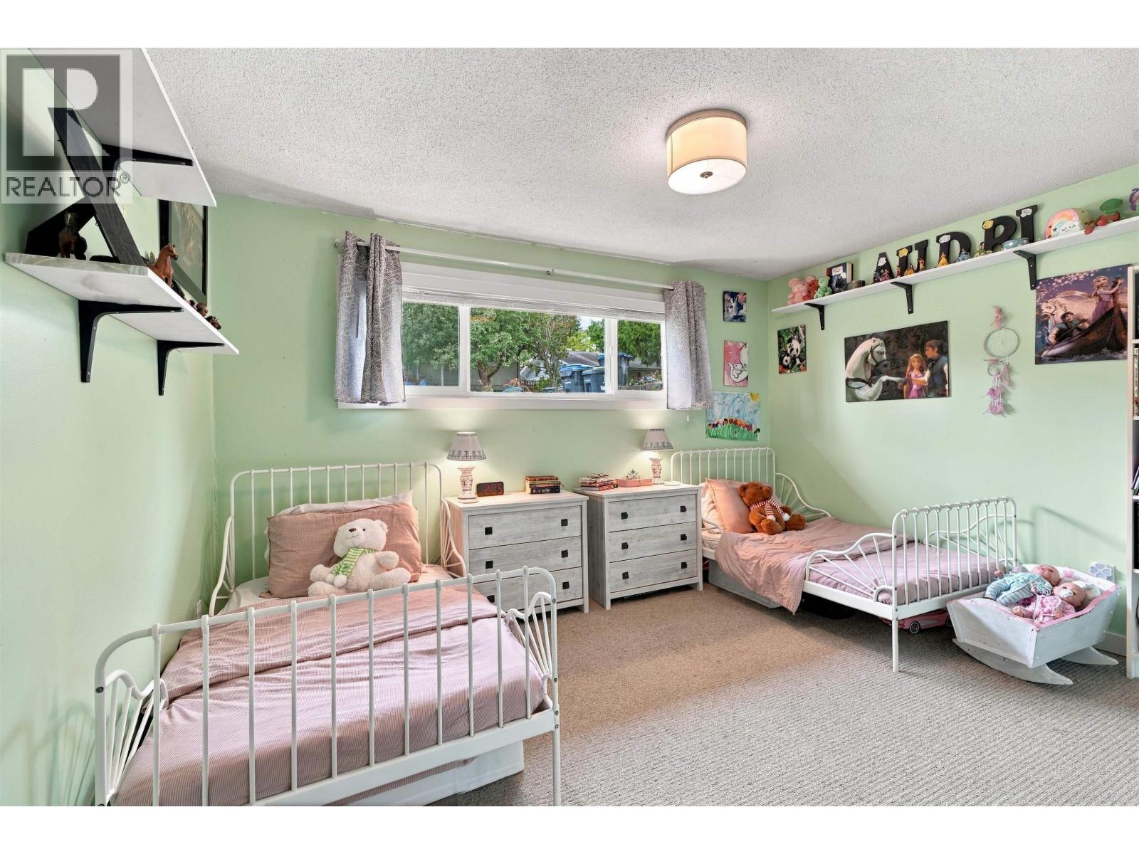5734 PEBBLE CRESCENT, Sechelt