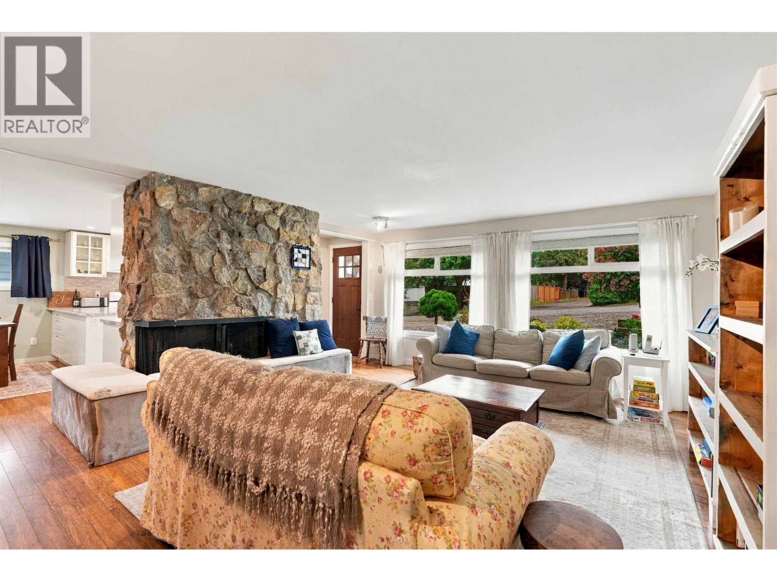 5734 PEBBLE CRESCENT, Sechelt