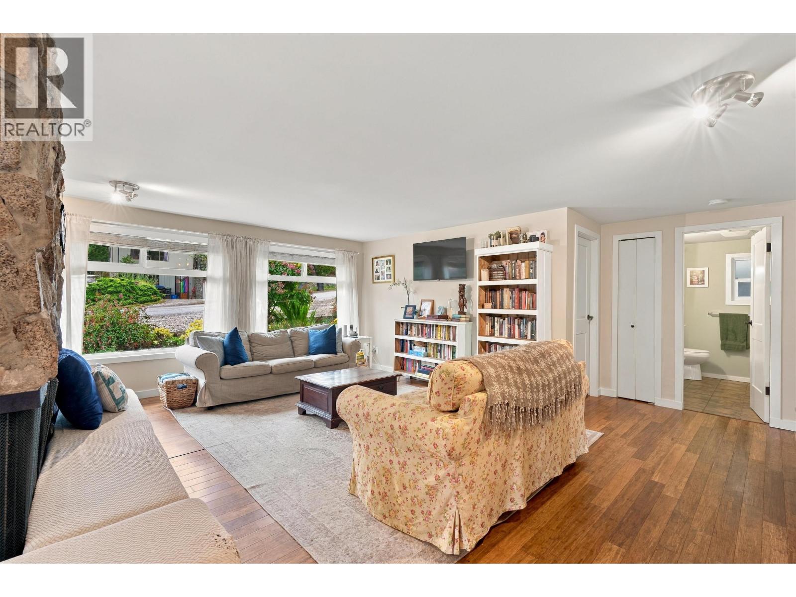 5734 PEBBLE CRESCENT, Sechelt