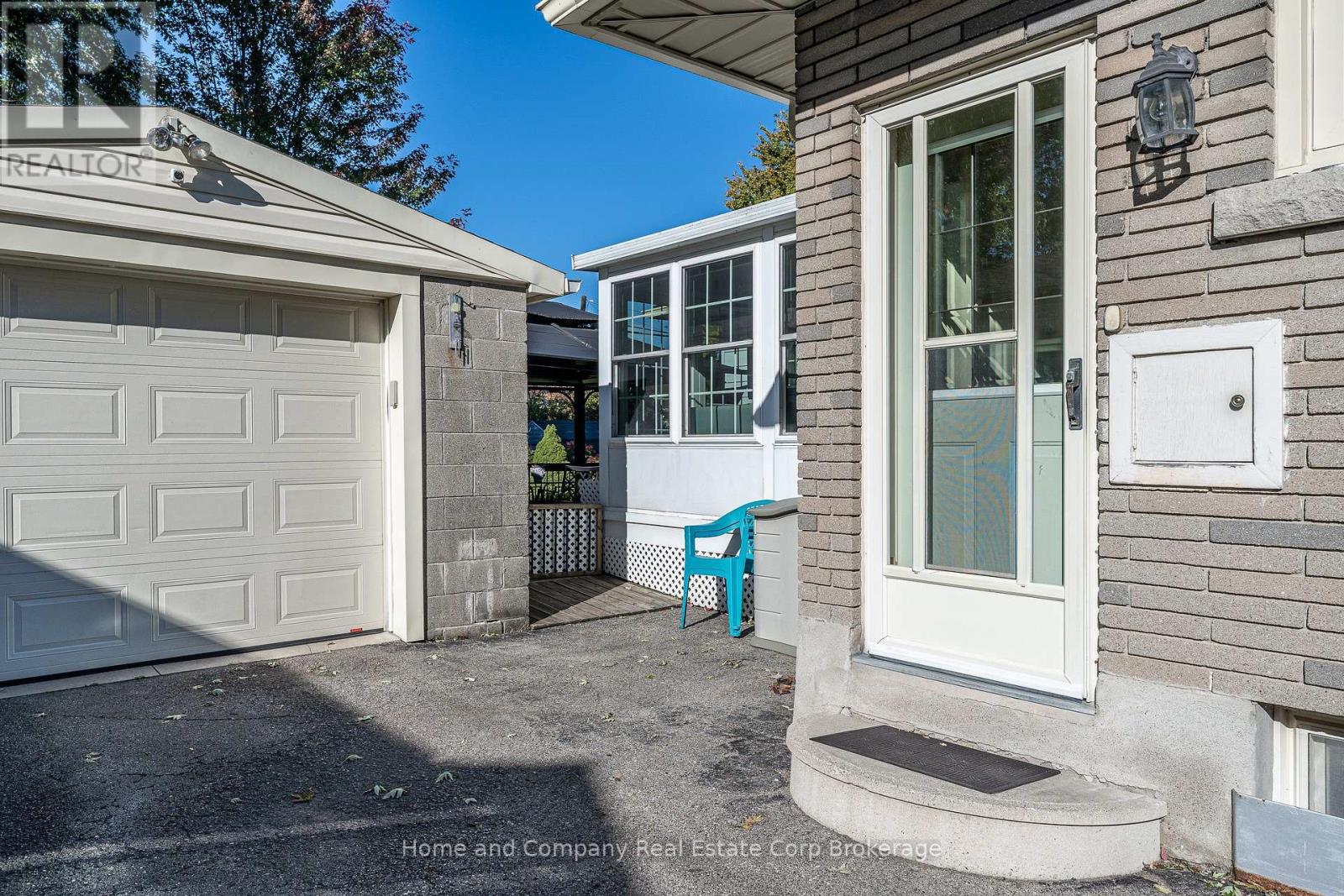 148 STRACHAN STREET - 31