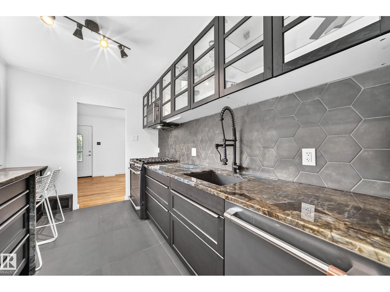 9506 72 AV NW - 9