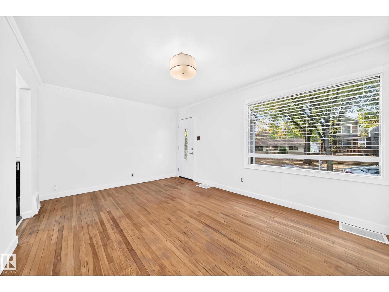 9506 72 AV NW - 14