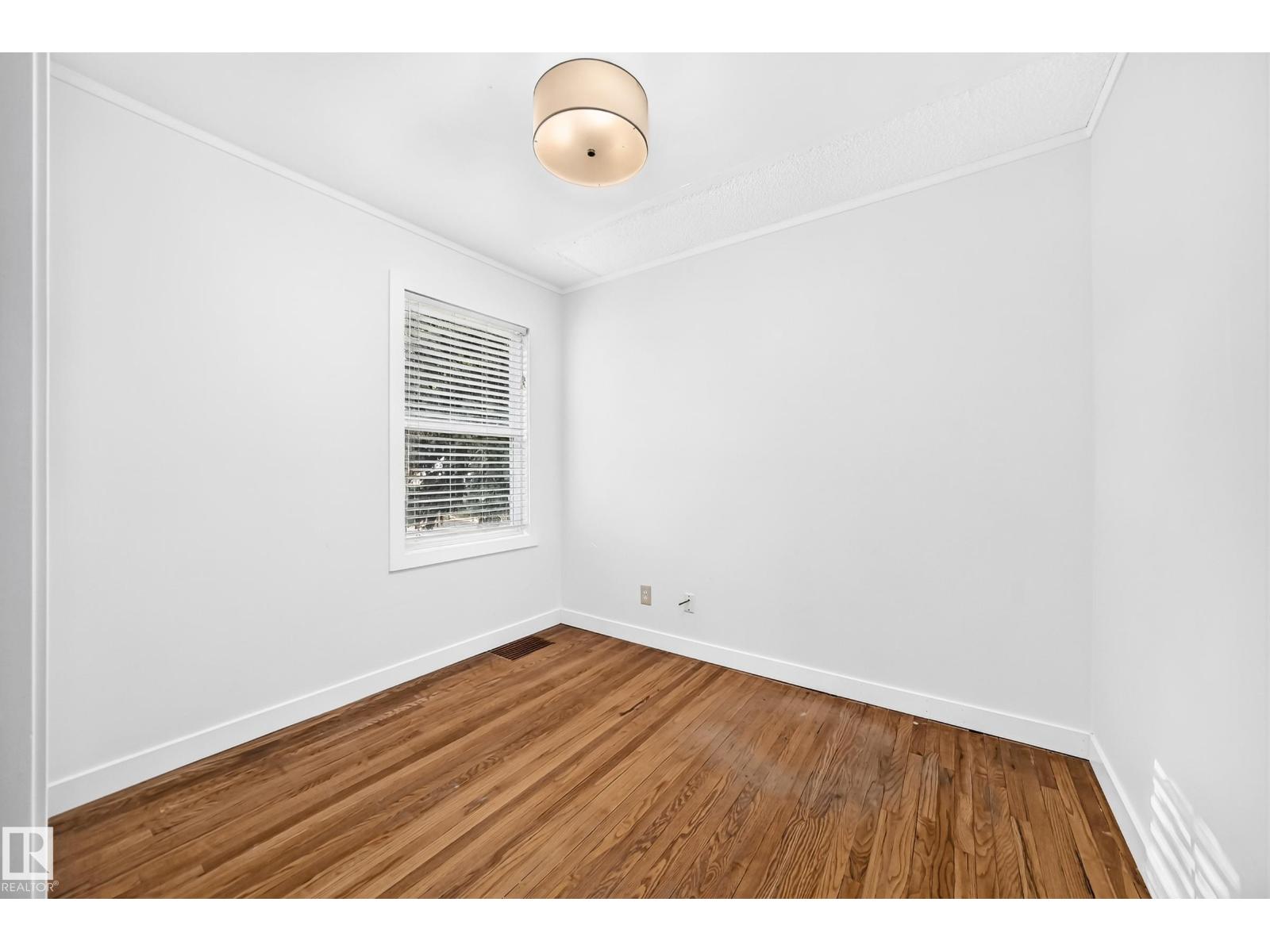 9506 72 AV NW - 25