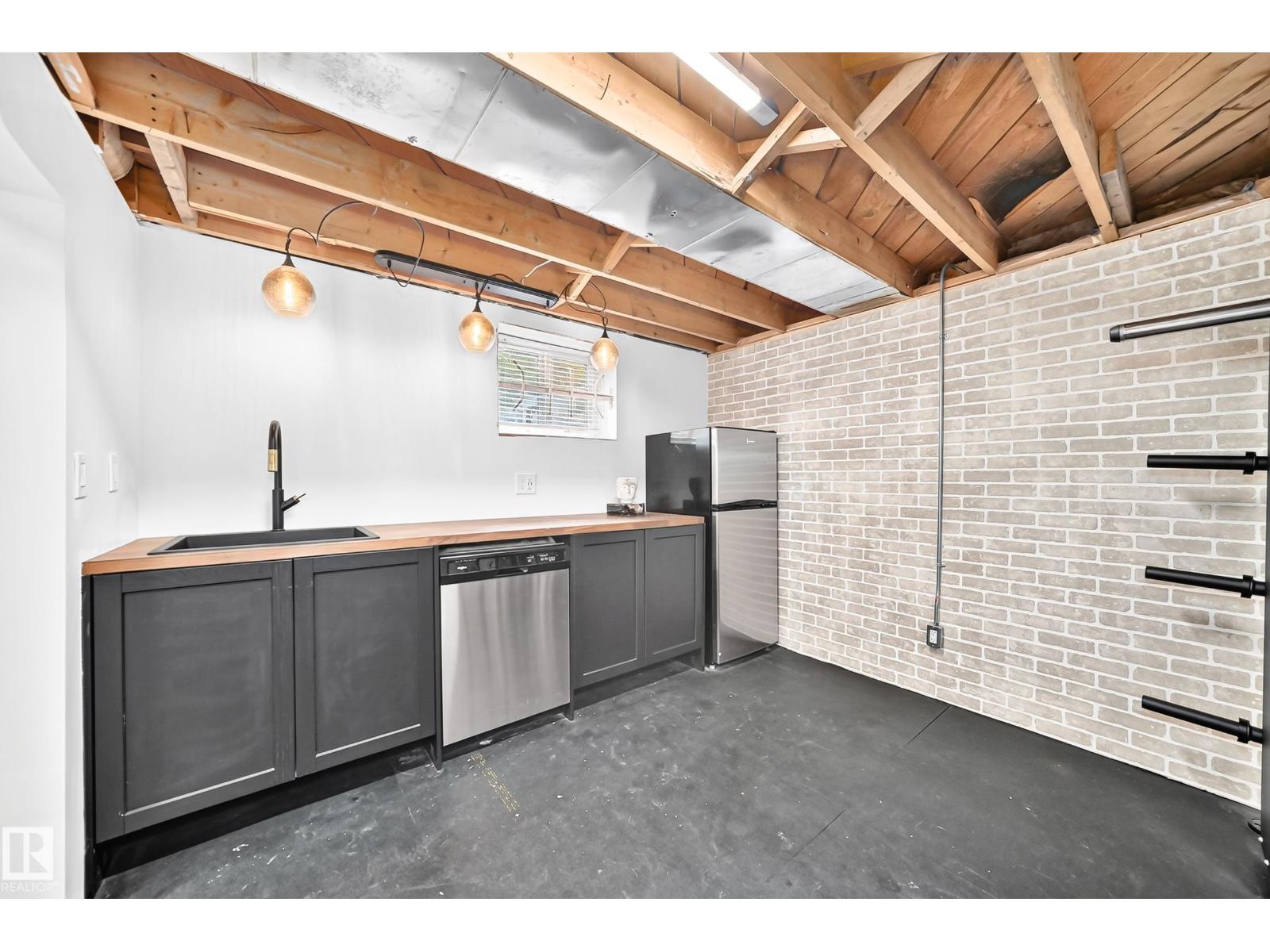 9506 72 AV NW - 40