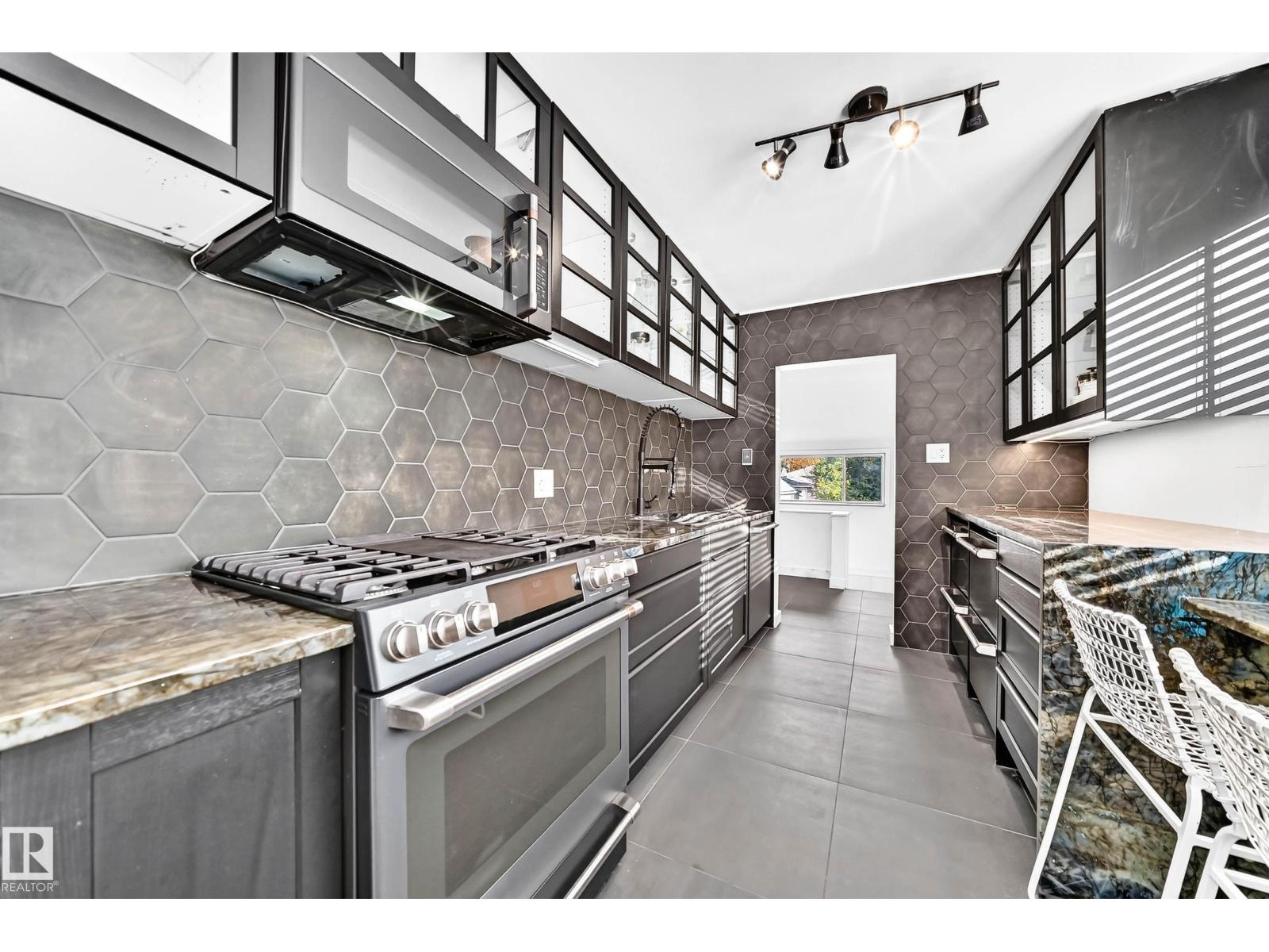 9506 72 AV NW - 7