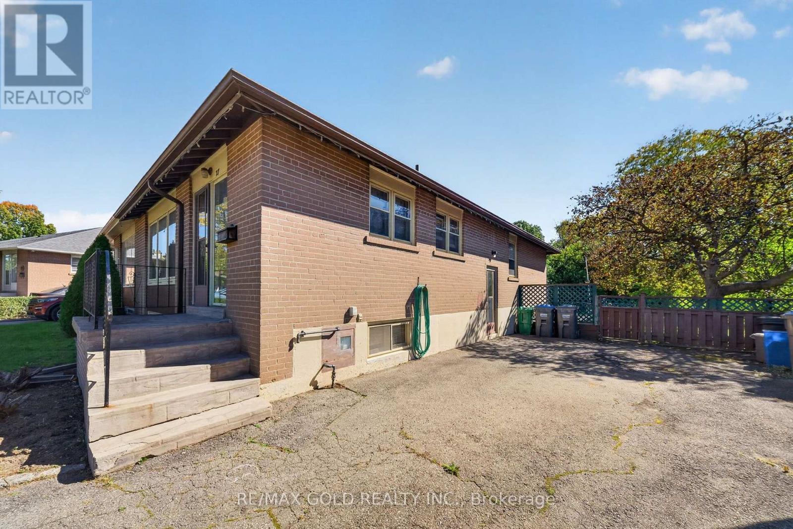 27 ALDERBURY CRESCENT - 39