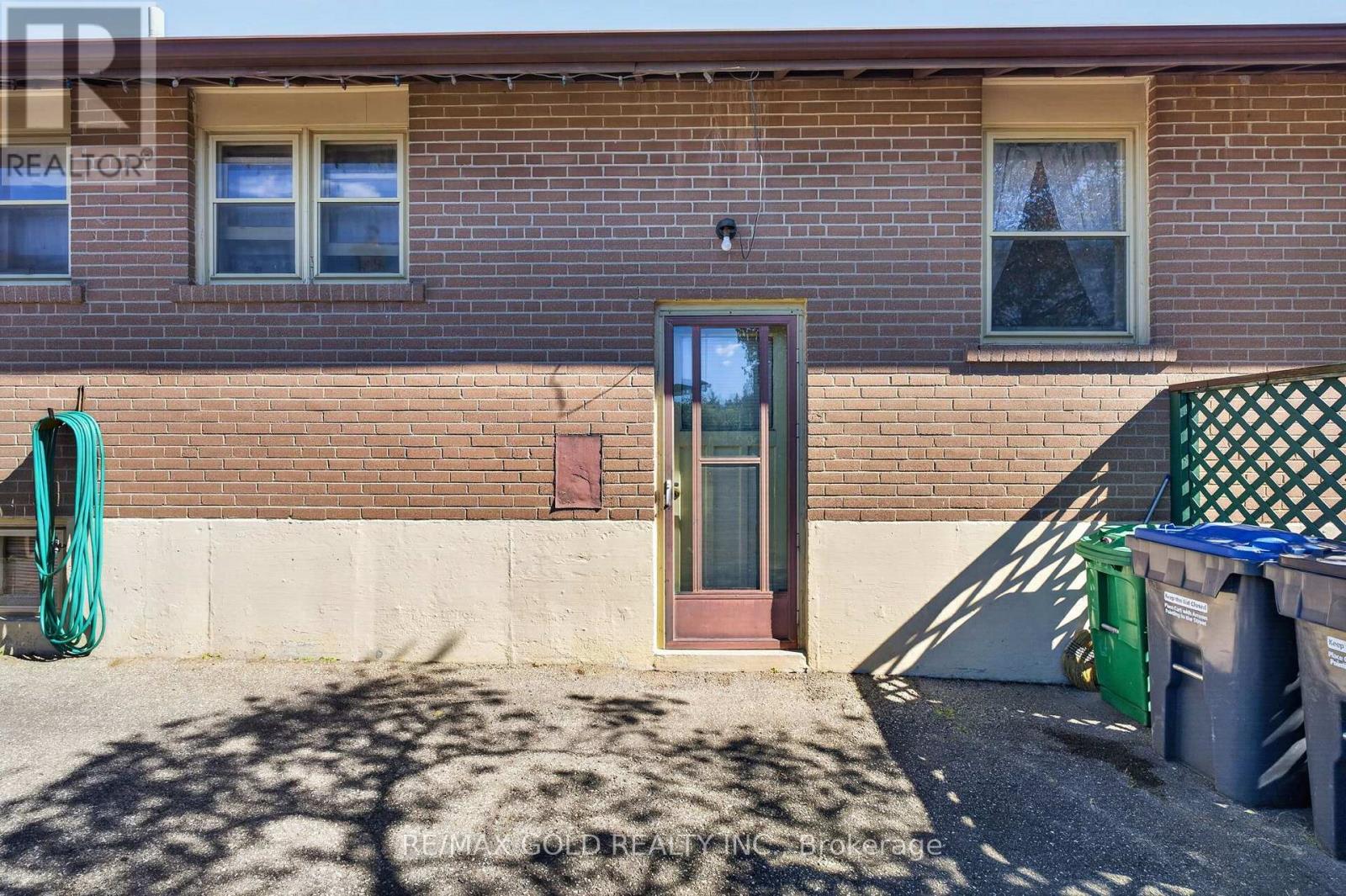 27 ALDERBURY CRESCENT - 40
