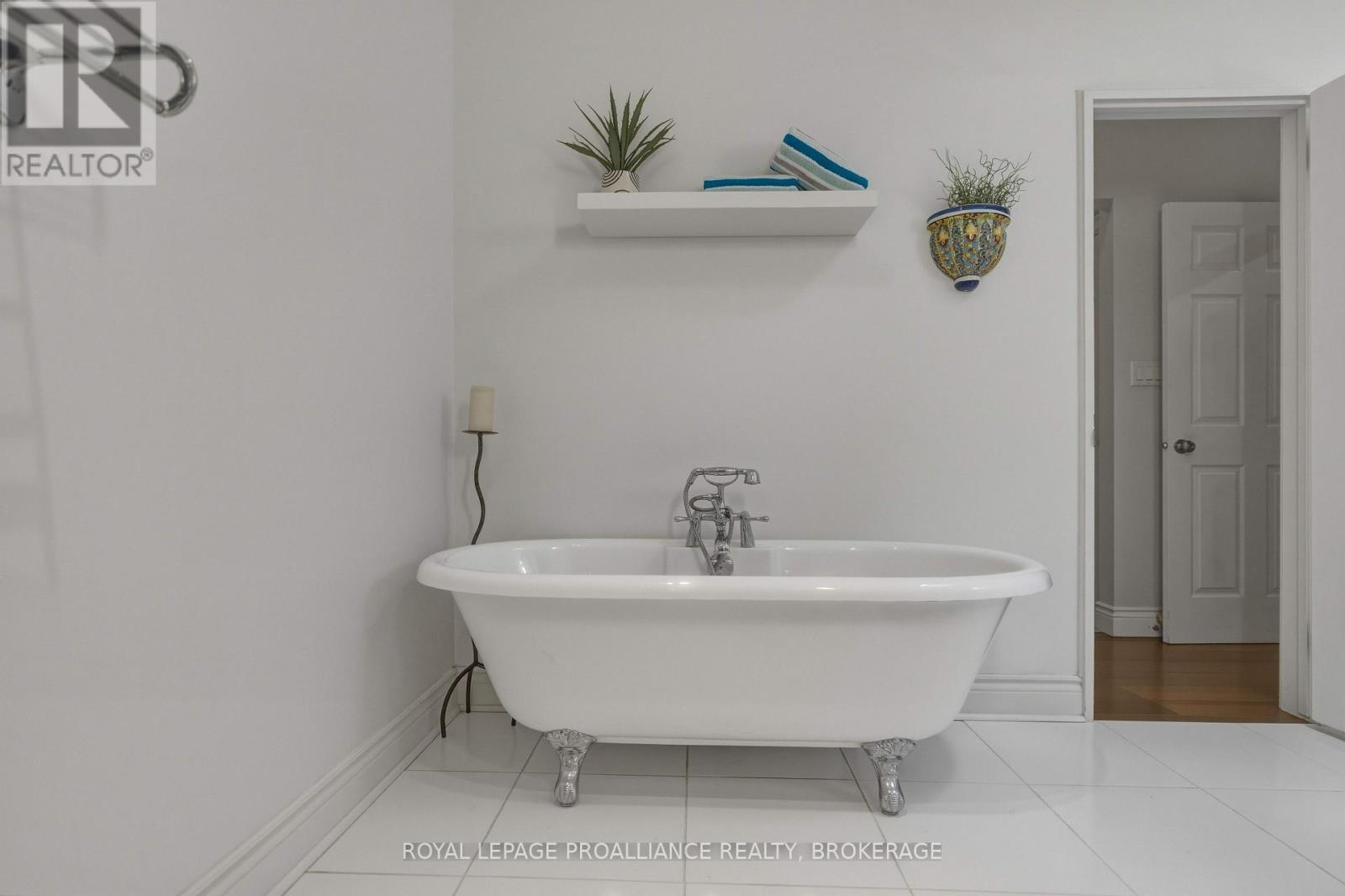 27 RIVERSIDE DRIVE - 26