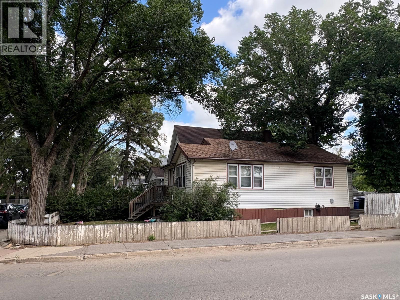 1579 Athol STREET - 2