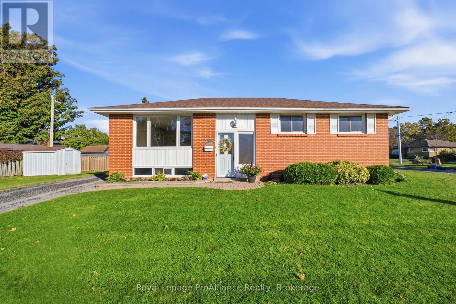 572 ELIZABETH STREET - 1