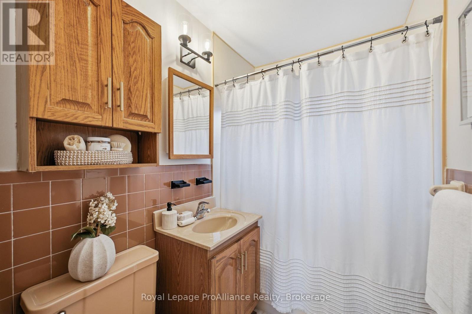 572 ELIZABETH STREET - 23