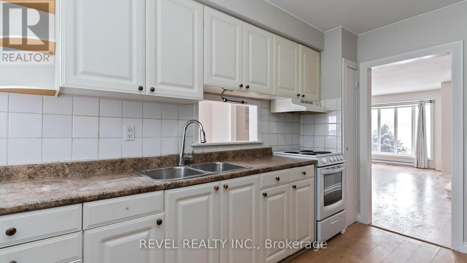 1137 Oxford Street West — photo 10