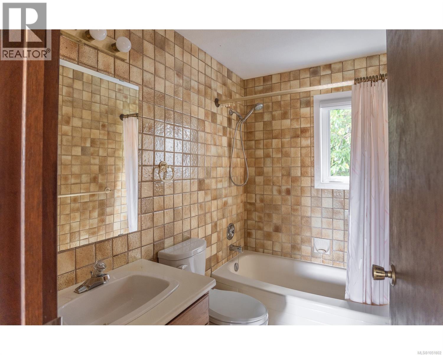 142 SUNNINGDALE Rd W - Image 16
