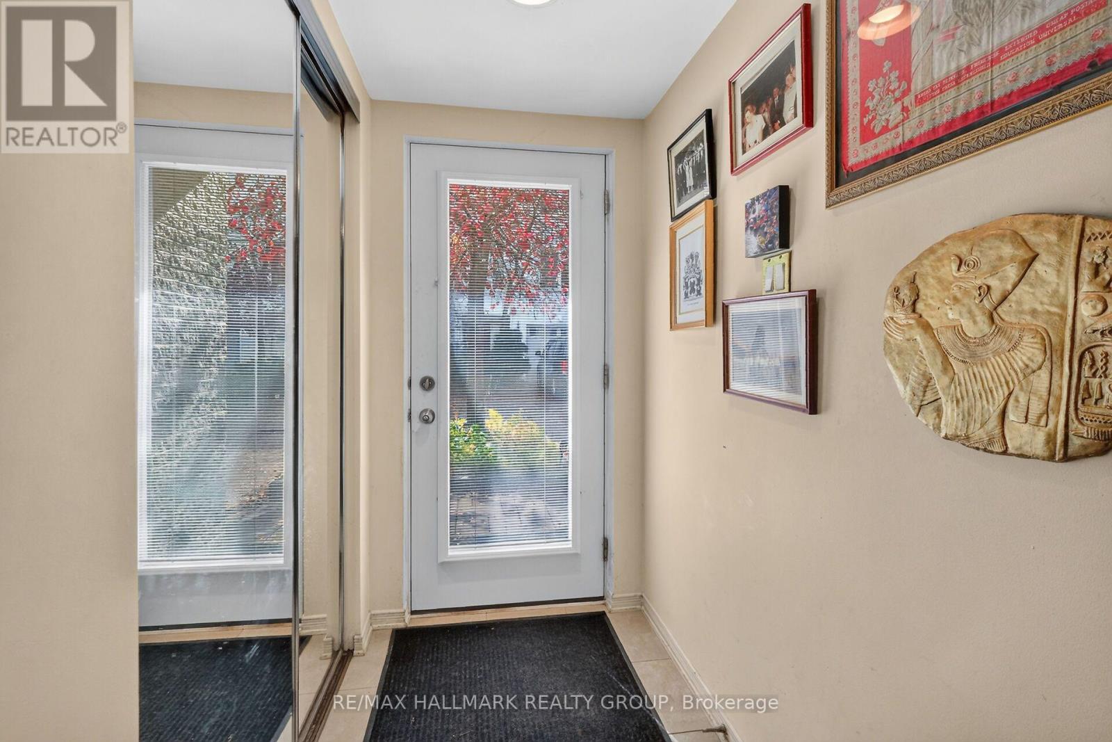 #2 121 MACKAY STREET - 4