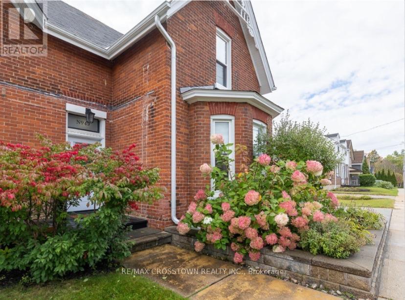 49 Park Street, Barrie, ON photo 2
