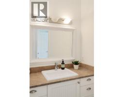 2563 Shelbourne St, Victoria, BC V8R4L7 Photo 38