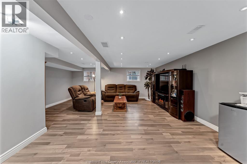 3090 FAIRLANE CRESCENT - 18